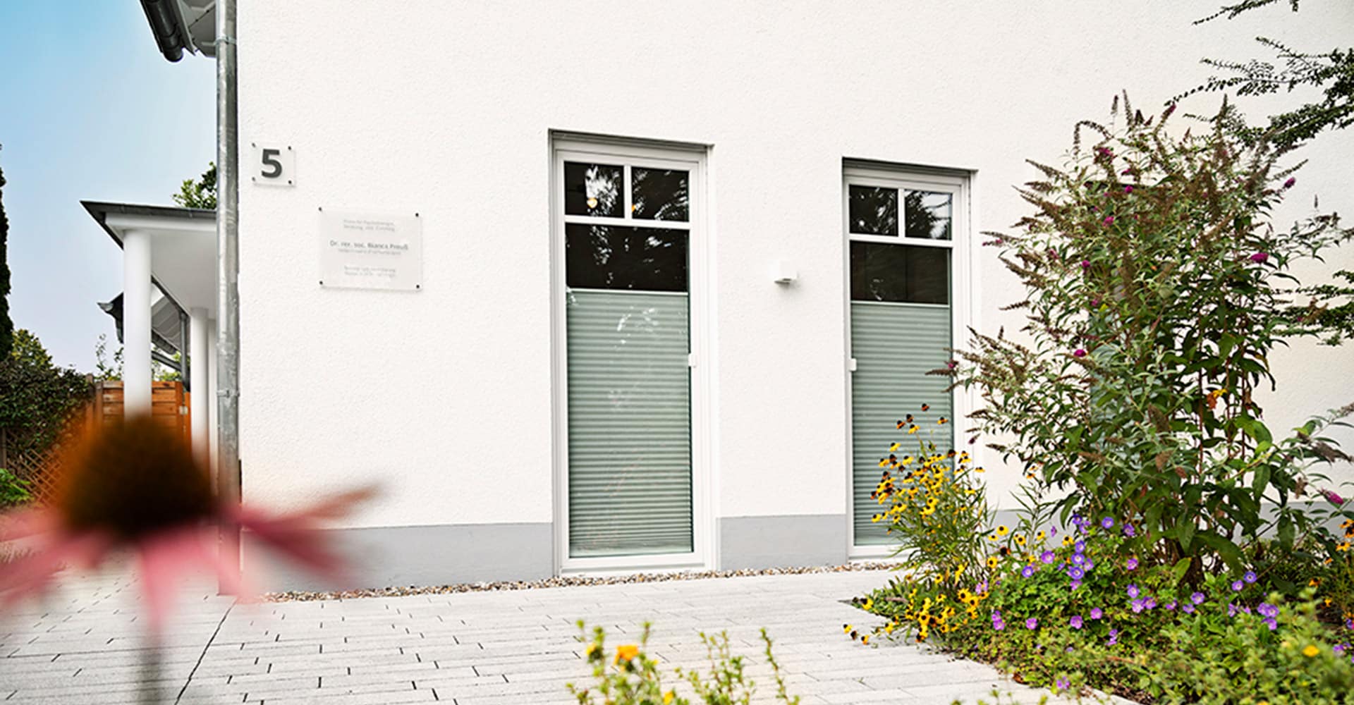 Praxis Dr. Preuß - Außenansicht - Praxis Dr. Preuß für Psychotherapie, psychologische Beratung & Coaching in Soest und Mallorca. Mein Praxisschwerpunkt liegt in der Beratung und dem Coaching, auch Online Coaching. In der Psychotherapie liegt mein Schwerpunkt in unterstützenden Gesprächen, insbesondere in Übergangen vor- und nach klinischen/rehabilitativen Maßnahmen oder in Wartezeiten auf psychologische/(fach)ärztliche Psychotherapien. Als promovierte Wissenschaftlerin (interdisziplinär in den Fachbereichen Psychologe, Erziehungswisschen und Soziologie), zertifizierte Coaching/psychologische Beraterin und Heilpraktikerin für Preuss coaching Mallorca Themen - Psychotherapie biete ich Ihnen in meiner Praxis ein breites Spektrum an Professionalität.